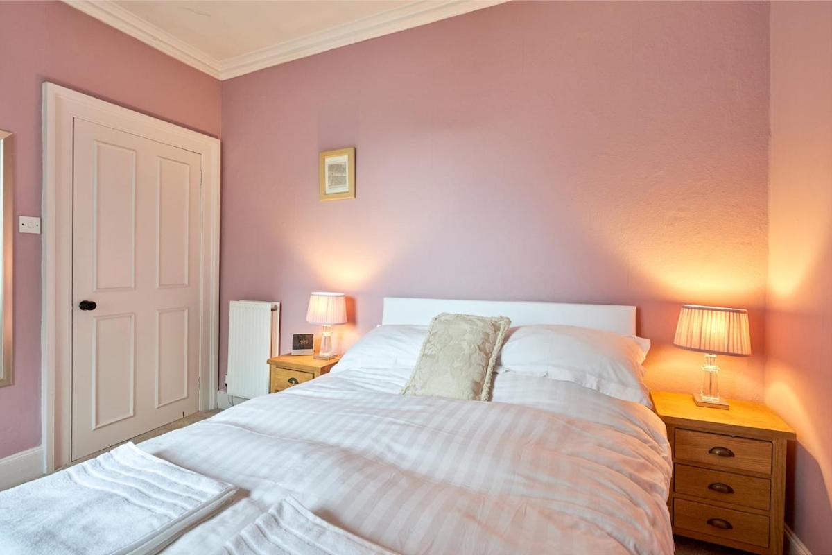 3 Bedroom - Historic Old Town Edinburgh