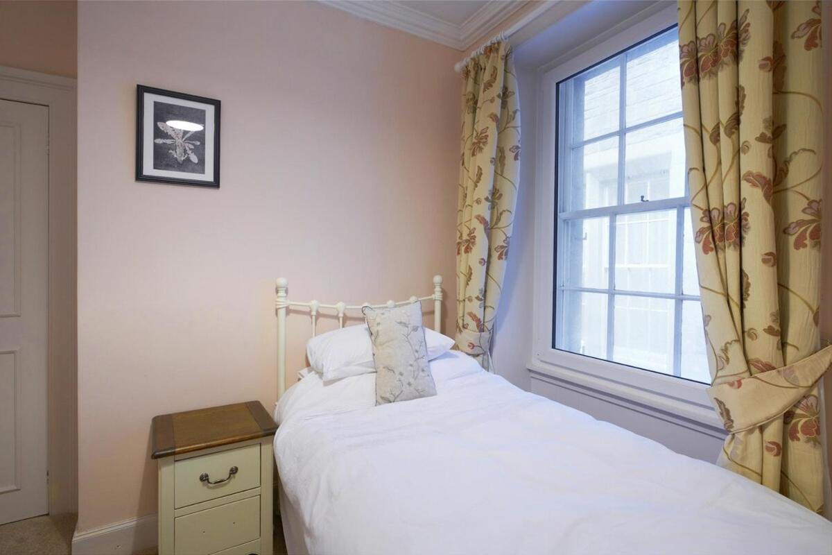 3 Bedroom - Historic Old Town