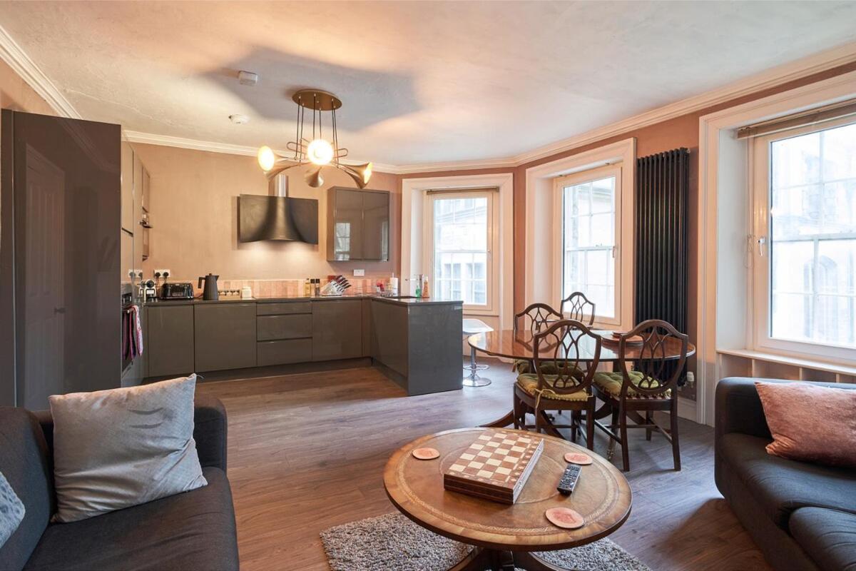 3 Bedroom - Historic Old Town Apartment Edinburgh