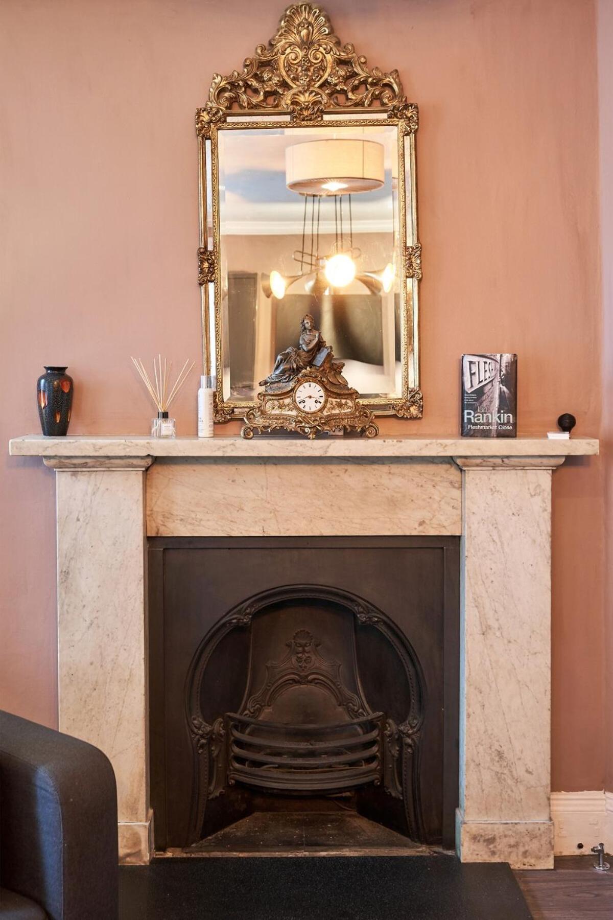 3 Bedroom - Historic Old Town Apartment