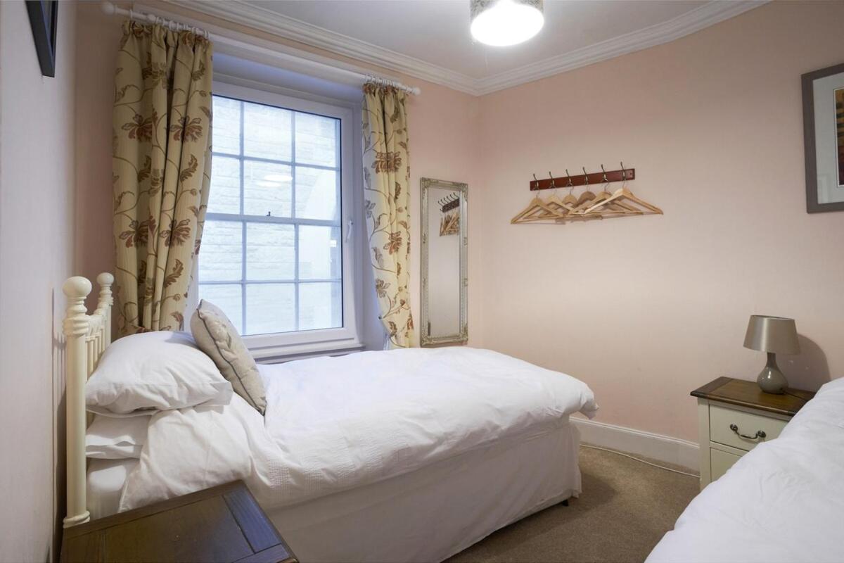 3 Bedroom - Historic Old Town Apartment Edinburgh