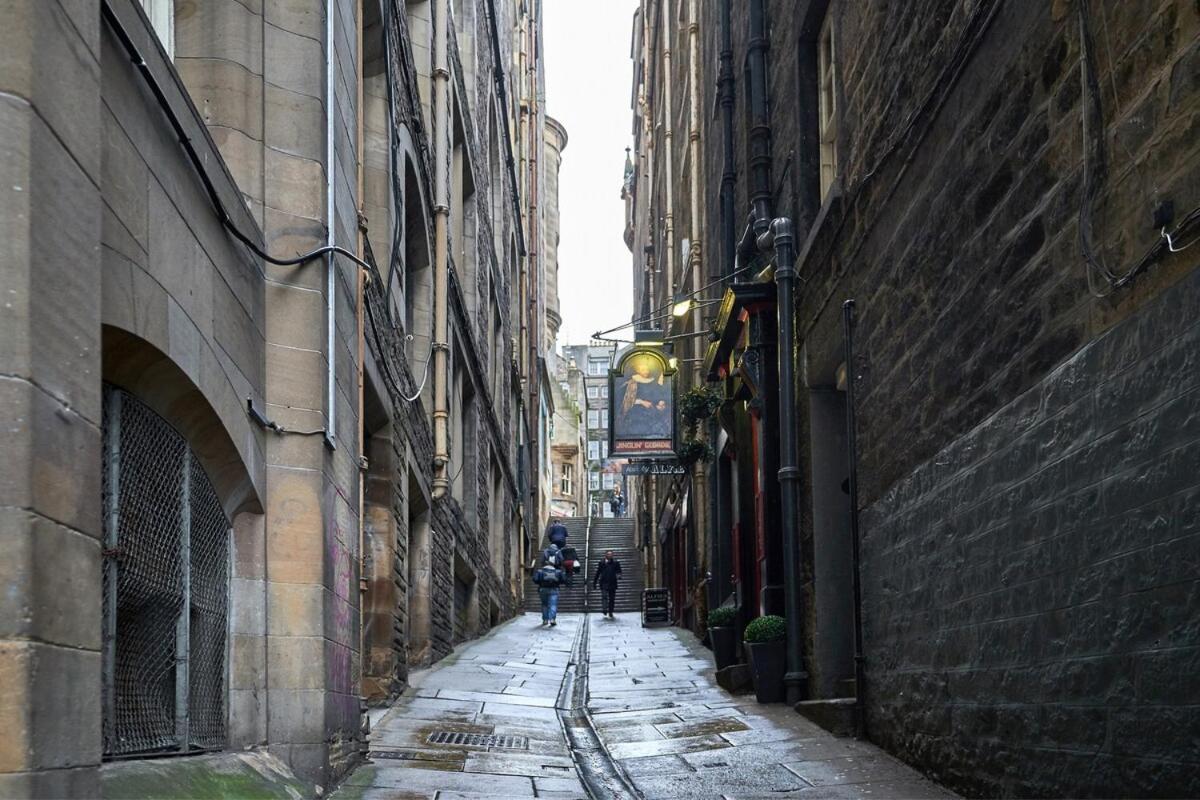 3 Bedroom - Historic Old Town Apartment Edinburgh
